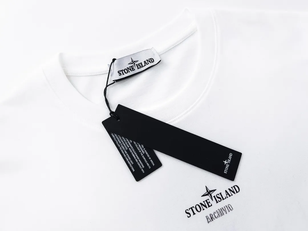 W619#P110💰 [Stone lsland/Stone Island summer new short-sleeved T-shirt with cotton pattern print on the back] ⚠️[Original creation with high control of details] - Made of 260 grams of combed cotton, 32 count double yarn, soft and comfortable to the touch, sweat-absorbent and breathable. - Simple, basic and versatile style, original quality, the first choice for couples. - Made in a large factory, four needles and five threads on the shoulder, neatly arranged, high quality workmanship. - Same style for men and women. Very versatile, one piece for everyone, details are clearly visible. Color: Black White Size: M L